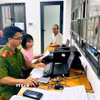 Công an đặc khu Phú Quý (Lâm Đồng) thực hiện thủ tục cho dân. (Ảnh: Nguyễn Thanh/TTXVN)
