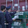 Lực lượng hải quan kiểm tra, giám sát hàng hoá xuất nhập khẩu trên các phương tiện thông quan qua Cửa khẩu Quốc tế Lao Bảo. (Ảnh: Thanh Thủy/TTXVN)