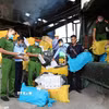 Lực lượng chức năng kiểm đếm trước khi tiêu hủy thuốc lá lậu. (Ảnh minh họa. TTXVN phát)