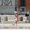 Người dân và khách du lịch tại Rome tập trung tại các đài phun nước tự động dưới trời nắng nóng. (Ảnh: Dương Hoa/TTXVN)