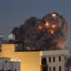 Khói bốc lên từ các tòa nhà ở thủ đô Tehran, Iran sau loạt không kích từ lực lượng Mỹ-Israel, ngày 29/3/2026. (Ảnh: THX/TTXVN)