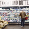Người dân mua sắm tại siêu thị ở Berlin, Đức. (Ảnh: THX/TTXVN)