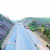 Phương tiện thi công mở rộng cao tốc Cam Lộ-La Sơn, đoạn qua thành phố Huế. (Ảnh: Nguyên Lý/TTXVN)