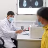 Bác sỹ Bệnh viện Chợ Rẫy Thành phố Hồ Chí Minh khám cho người bệnh. (Ảnh: TTXVN phát)