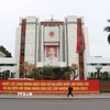 Khẩu hiệu chào đón sự kiện chính trị quan trọng của đất nước được lắp đặt tại trụ sở Hội đồng Nhân dân, Ủy ban Nhân dân thành phố Hà Nội. (Ảnh: Nguyễn Thắng/TTXVN)