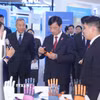 Ông Nguyễn Duy Ngọc và Đoàn công tác tham quan khu trưng bày, nghe giới thiệu về quá trình hình thành, phát triển của Trung Quan Thôn và một số thành tựu nổi bật trong lĩnh vực khoa học, công nghệ, đổi mới sáng tạo của Bắc Kinh. (Ảnh: TTXVN phát)
