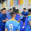 Huấn luyện viên trưởng Diego Giustozzi đề ra chiến thuật ghi bàn trong một buổi tập. (Ảnh: Lê Minh Hưởng/TTXVN)