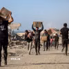 Người dân Palestine nhận hàng viện trợ tại thành phố Gaza. (Ảnh: THX/TTXVN)
