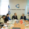 Quang cảnh buổi làm việc giữa Bộ trưởng Bộ Kinh tế và Công nghiệp Israel, Nir Barkat (trái) và Đại sứ Việt Nam tại Israel, Lý Đức Trung (phải). (Ảnh TTXVN phát)