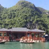 Du khách tham quan Trung tâm Văn hóa nổi Cửa Vạn. (Ảnh: Cổng Thông tin Điện tử tỉnh Quảng Ninh)