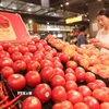 Người dân chọn mua hàng trong siêu thị ở thành phố Lâm Nghi, tỉnh Sơn Đông, Trung Quốc. (Ảnh: THX/TTXVN)