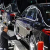 Công nhân làm việc trên dây chuyền sản xuất xe ôtô ở Đức. (Ảnh: Reuters/TTXVN)