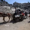 Người dân sơ tán tránh xung đột tại Gaza. (Ảnh: THX/TTXVN)