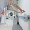 Rửa tay phòng chống nhiễm khuẩn, phòng chống lây nhiễm. (Ảnh: Minh Quyết/TTXVN)