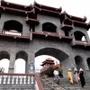 Du khách tham quan Trùng Sơn Cổ Tự tọa lạc trên núi cao tại xã Ninh Hải (Khánh Hòa). (Ảnh: Đặng Tuấn/TTXVN)