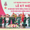 Thiếu tướng Nguyễn Hồng Phong, Tư lệnh Binh chủng Pháo binh trao Huân chương Quân công hạng Nhì cho Lữ đoàn Pháo binh 45. (Ảnh: Trọng Đức/TTXVN)