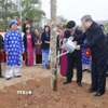 Tổng Bí thư Tô Lâm cùng các đại biểu trồng cây tại thị xã Mỹ Hào. (Ảnh: Thống Nhất/TTXVN)