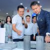 Tổng Giám đốc Tổ chức Sở hữu trí tuệ thế giới Daren Tang tham quan các gian trưng bày các sáng kiến, thành tựu khoa học tại Việt Nam. (Ảnh: Hoàng Hiếu/TTXVN)