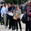 Người lao động xếp hàng chờ xin việc tại Hội chợ việc làm ở Uniondale, New York (Mỹ). (Ảnh: Reuters/TTXVN)