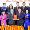 Ông Nguyễn Trọng Nghĩa (thứ ba, từ phải sang), Ủy viên Bộ Chính trị, Bí thư Trung ương Đảng, Trưởng Ban Tuyên giáo và Dân vận Trung ương trao quyết định cho tân Bí thư Tỉnh ủy Đồng Tháp Ngô Chí Cường. (Ảnh: Hữu Chí/TTXVN)