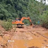Máy móc, nhân lực được huy động khẩn trương xử lý điểm sạt lở, nỗ lực thông tuyến trong thời gian sớm nhất. (Ảnh: TTXVN phát)