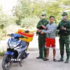 Đối tượng Trình Văn Thông (giữa) cùng phương tiện vận chuyển hơn 22 kg ma túy từ Campuchia về Việt Nam. (Ảnh: TTXVN phát)