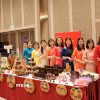 Các thành viên Hội Phụ nữ Đại sứ quán Việt Nam tại Nhật Bản tại gian hàng Việt Nam. (Ảnh: Phạm Tuân/TTXVN)