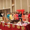 Các thành viên Hội Phụ nữ Đại sứ quán Việt Nam tại Nhật Bản tại gian hàng Việt Nam. (Ảnh: Phạm Tuân/TTXVN)