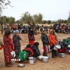 Trẻ em Syria chờ nhận thực phẩm cứu trợ tại một trại tị nạn ở gần Bab al-Salamah, khu vực biên giới giữa Syria và Thổ Nhĩ Kỳ. (Ảnh: THX/TTXVN)