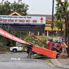 Người dân Hà Tĩnh dồn sức khắc phục thiệt hại do bão số 10. (Ảnh: Hoàng Ngà/TTXVN)