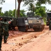 Xe quân sự trên tuyến đường gần biên giới Thái Lan-Campuchia ở tỉnh Sisaket, một ngày sau khi lệnh ngừng bắn giữa hai nước có hiệu lực, ngày 29/7/2025. (Ảnh: Reuters/TTXVN)