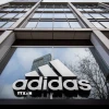 Biểu tượng của hãng sản xuất đồ thể thao Adidas tại công ty ở Berlin, Đức. (Ảnh: AFP/TTXVN)