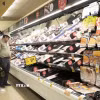 Người dân mua sắm tại một siêu thị ở Millbrae, bang California, Mỹ. (Ảnh: THX/TTXVN)