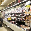 Người dân mua sắm tại một siêu thị ở Millbrae, bang California, Mỹ. (Ảnh: THX/TTXVN)