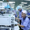 Công nhân tại khu công nghiệp, đô thị VSIP Hải Phòng, chuyên sản xuất linh kiện điện tử cho máy văn phòng. (Ảnh: Danh Lam/TTXVN)