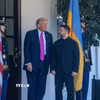 Tổng thống Mỹ Donald Trump (giữa, trái) đón Tổng thống Ukraine Volodymyr Zelensky (giữa, phải) tại Nhà Trắng ở Washington, D.C., ngày 17/10/2025. (Ảnh: THX/TTXVN phát)