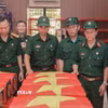 Các cựu chiến binh lặng lẽ tri ân đồng đội tại nhà quàn hài cốt liệt sỹ được tìm thấy ở Công viên Lê Thị Riêng (Thành phố Hồ Chí Minh). (Ảnh: Phan Phương/TTXVN)