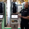 Một cảnh sát Tây Ban Nha giới thiệu hệ thống xuất nhập cảnh để đăng ký sinh trắc học tại sân bay Madrid-Barajas. (Ảnh: Reuters)