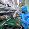 Lắp ráp các sản phẩm điện tử tại Nhà máy Trung Nam EMS, Khu Công nghệ cao Đà Nẵng. (Ảnh: Mỹ Hà/TTXVN)