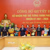 Bí thư Đảng ủy Chính phủ, Thủ tướng Chính phủ Phạm Minh Chính trao quyết định bổ nhiệm Phó Thủ tướng Chính phủ, Bộ trưởng nhiệm kỳ 2021-2026. (Ảnh: Dương Giang/TTXVN)