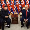 Tổng thống Mỹ Donald Trump (phải) và nhà lãnh đạo Triều Tiên Kim Jong-un trong cuộc gặp ở làng đình chiến Panmunjom tại Khu phi quân sự (DMZ) chiều 30/6/2019. (Ảnh: AFP/TTXVN)