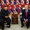 Tổng thống Mỹ Donald Trump (phải) và nhà lãnh đạo Triều Tiên Kim Jong-un trong cuộc gặp ở làng đình chiến Panmunjom tại Khu phi quân sự (DMZ) chiều 30/6/2019. (Ảnh: AFP/TTXVN)