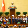 Tổng Bí thư Tô Lâm, Thủ tướng Phạm Minh Chính, Chủ tịch Quốc hội Trần Thanh Mẫn và các đồng chí lãnh đạo Đảng, Nhà nước tặng hoa chúc mừng các Phó Thủ tướng, Bộ trưởng và các Chủ nhiệm Ủy ban của Quốc hội. (Ảnh: Doãn Tấn/TTXVN)