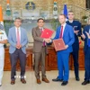 Các quan chức Ấn Độ và Pháp tại lễ ký thỏa thuận ở New Delhi ngày 28/4/2025. (Ảnh: ANI/TTXVN)