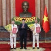 Chủ tịch nước Lương Cường trao Quyết định thăng cấp bậc hàm từ Trung tướng lên Thượng tướng đối với các đồng chí: Phạm thế Tùng, Ủy viên Ban Thường vụ Đảng ủy Công an Trung ương, Thứ trưởng Bộ Công an; Nguyễn Ngọc Lâm, Ủy viên Ban Thường vụ Đảng ủy Công an Trung ương, Thứ trưởng Bộ Công an. (Ảnh: Lâm Khánh/TTXVN)