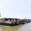 Dẫn giải tàu LA-04509 về cảng của Hải đoàn ở phường Phước Thắng (Thành phố Hồ Chí Minh) để tiếp tục làm rõ. (Ảnh: TTXVN phát)