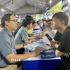Thí sinh tìm hiểu thông tin tuyển sinh tại gian hàng của các trường. (Ảnh: Thu Hoài/TTXVN)