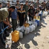Người dân Palestine xếp hàng chờ lấy nước sinh hoạt tại Shati, phía Tây thành phố Gaza. (Ảnh: THX/TTXVN)