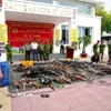 Công an tỉnh Bình Thuận tổ chức tiêu hủy các loại vũ khí, công cụ hỗ trợ và pháo. (Ảnh: TTXVN phát)