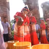 Nghi lễ rước nước thể hiện sự giao thoa văn hóa Việt - Chăm trong tín ngưỡng thờ Mẫu Thiên Y A Na. (Ảnh: Đặng Tuấn/TTXVN)